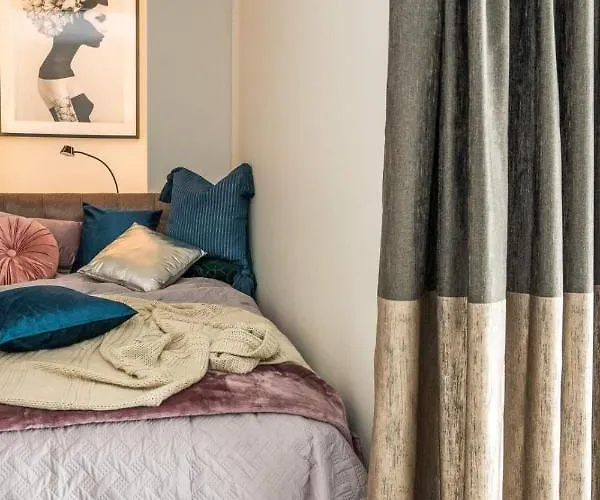 Marcelin Gold Wes Quality 포즈난